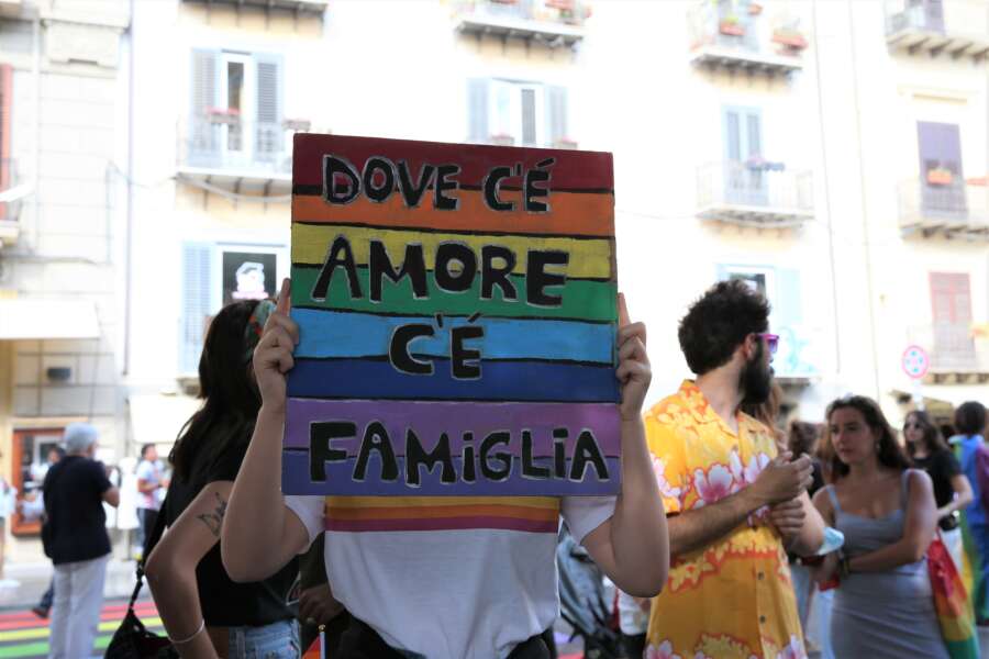 L’Italia di Meloni come l’Ungheria di Orban, il Senato boccia il regolamento Ue sui figli di coppie gay