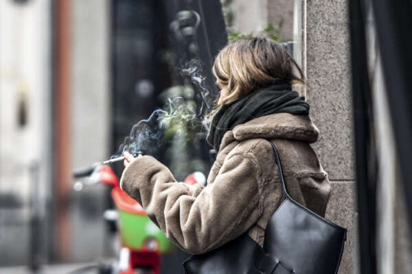 Perché vogliono vietare le sigarette all’aperto, rischio proibizionismo