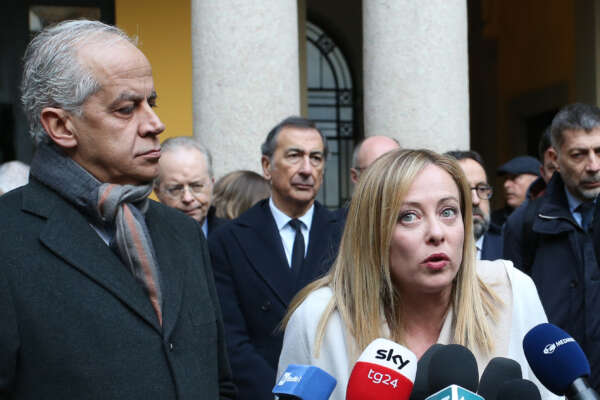 Meloni fa scudo umano su Piantedosi, ma le opposizioni chiedono le dimissioni