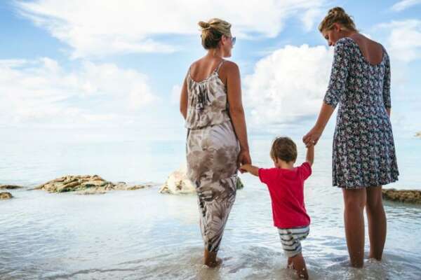 Sberla della Consulta al governo Meloni: “Entrambe le madri possono riconoscere figlio nato in Italia da pma”. Svolta storica per famiglie arcobaleno