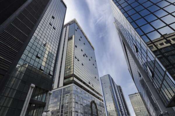 Parroco nel bed and breakfast al Centro Direzionale, carabinieri seguono don Roncone e scoprono casa di appuntamenti