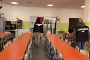 Mense selvagge, blitz nelle scuole: dalla pasta e patate senza patate al Parmigiano-fake