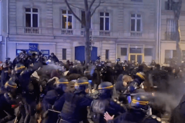 Riforma pensioni, governo Macron salvo per 9 voti e in Francia esplode la rabbia: scontri e tensioni, 234 fermi