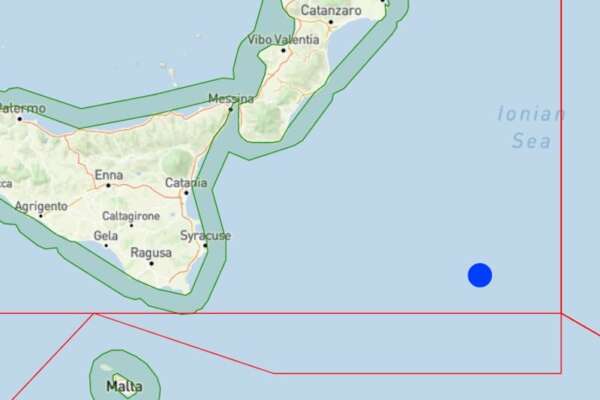 Barcone con 500 migranti in difficoltà al largo della Sicilia, Alarm Phone chiede l’intervento: “Imbarca acqua, a bordo donne e bambini”