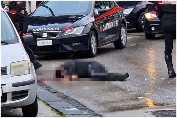 Agguato a Pianura, Antonio Esposito ucciso davanti a una chiesa e sotto gli occhi di una donna: “Urlava e chiedeva aiuto”