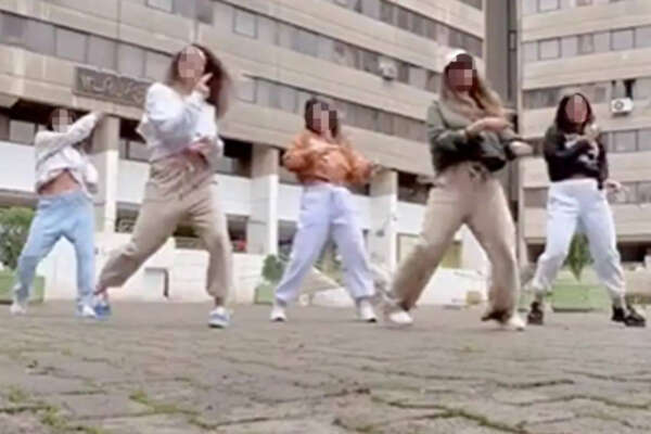 Colpevoli di ballare, le ragazze arrestate in Iran per un video senza velo ispirano altre giovani