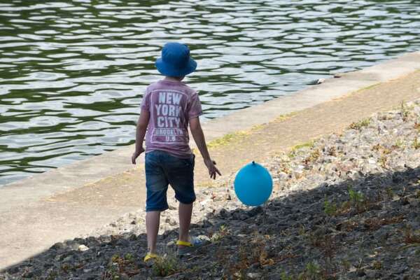 Morde il palloncino mentre gioca: bimbo di 7 anni muore soffocato  