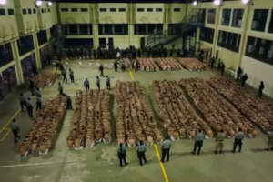 Il più grande carcere d’America, il CECOT di El Salvador: “È un campo di concentramento”