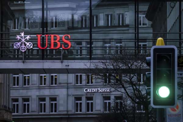 Credit Suisse e “l’affare della vita” di Ubs, i punti oscuri dell’acquisizione: dai bond azzerati alle regole aggirate