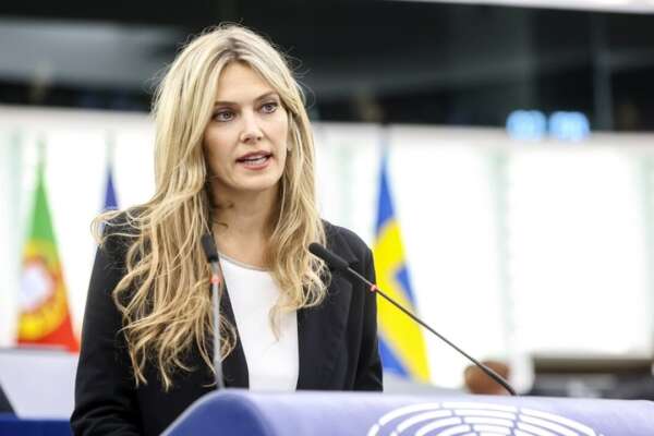 Qatargate, il grido di dolore di Eva Kaili dal carcere: “Innocente e lo dimostrerò. Non sono una vittima, sono un trofeo”