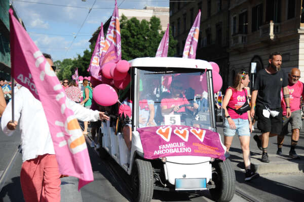 Famiglie arcobaleno manifestano a Milano contro il governo