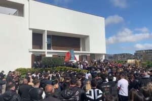 Napoli piange Francesco Pio Maimone, fiume di gente ai funerali del 18enne ucciso da un coetaneo: “Campane a festa, il nostro amico vive”