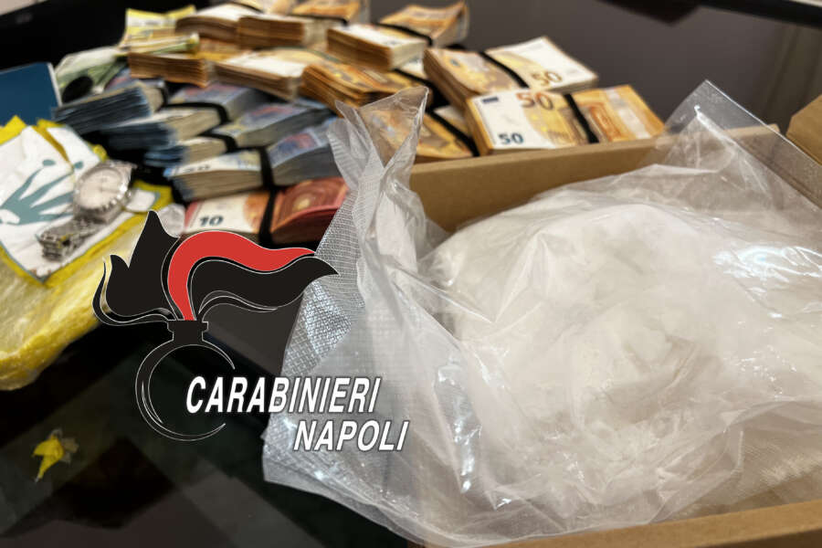 Si lancia dalla finestra con un chilo di cocaina, in casa 50mila euro sotto al materasso