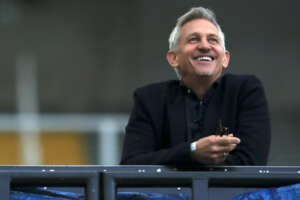 BBC schiantata da Lineker, reintegrato a “Match of the Day”: aveva paragonato le leggi anti-migranti alla Germania Nazista BBC schiantata da Lineker, reintegrato a “Match of the Day”: aveva paragonato le leggi anti-migranti alla Germania Nazista