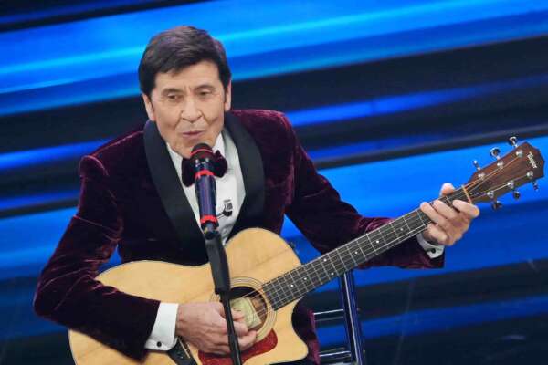 Gianni Morandi, a 78 anni inizia il tour con il disco  “Evviva”: “Non mi metto ancora il plaid sulle ginocchia”