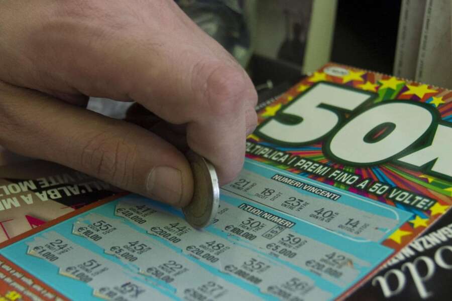 Donna ruba 100 Gratta e Vinci, si presenta a riscuotere e compra una stecca di sigarette: ora dovrà rispondere di ricettazione