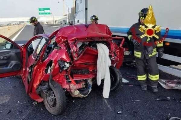 Carambola fatale tra auto e camion: due donne morte nell’incidente in autostrada