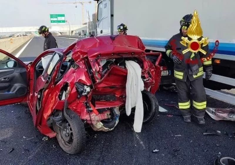 Carambola fatale tra auto e camion: due donne morte nell’incidente in autostrada