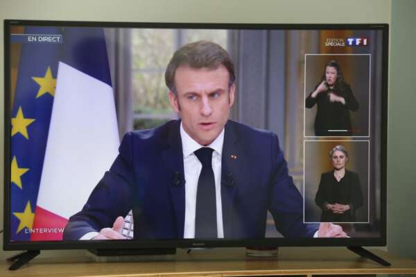 Riforma pensioni, Macron parla alla Francia dopo gli scontri: “È necessaria, non accetto la violenza di piazza”