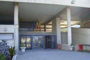 Blitz della polizia a scuola nell’assemblea (autorizzata) sulla cannabis, identificati gli studenti: il caso in Parlamento