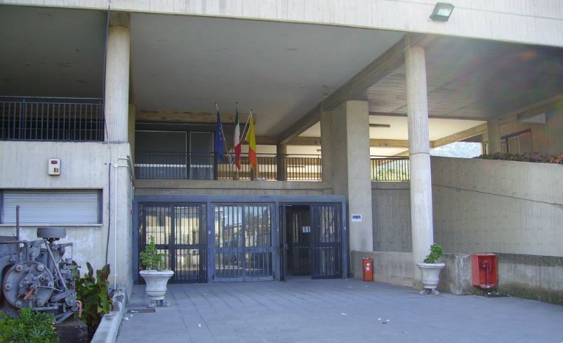 Blitz della polizia a scuola nell’assemblea (autorizzata) sulla cannabis, identificati gli studenti: il caso in Parlamento