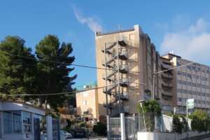 Dice ai medici di essere caduto ma ha un proiettile in testa: 16enne in gravi condizioni