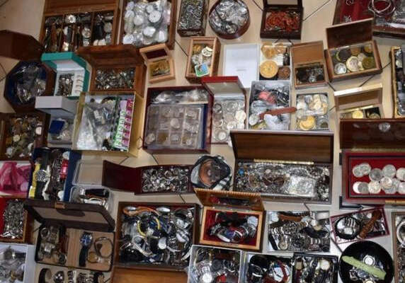 Trovato un tesoro di 100mila oggetti rubati: diamanti, gioielli e cimeli che “custodiva” un insospettabile pensionato