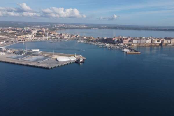 Il porto di Taranto e l’avanzata dei cinesi: lo scontro tra Pechino e la Nato si sposta in Puglia Il porto di Taranto e l’avanzata dei cinesi: lo scontro tra Pechino e la Nato si sposta in Puglia
