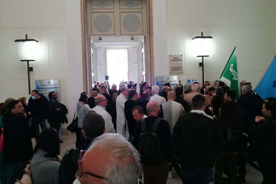 Medici e infermieri del Cardarelli in stato di agitazione, abbattimento straordinari del 50% “per ottimizzare ma è sfruttamento”