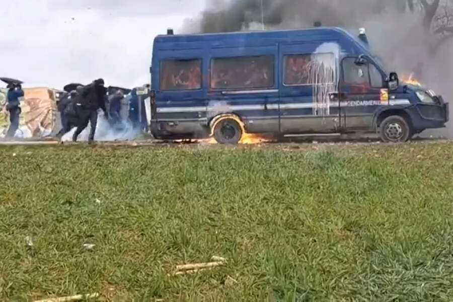 Esplode la guerriglia dei mega-bacini idrici in Francia: molotov e feriti nelle proteste ecologiste di Sainte-Soline
