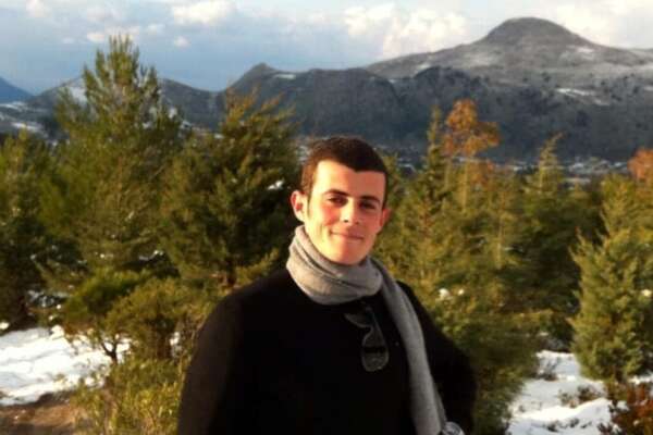 Salvo muore dopo dieci anni di coma per un incidente in moto, le sorelle divennero infermiere per assisterlo