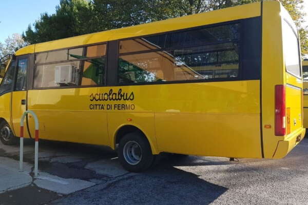 Bari, bambino resta chiuso nello scuolabus per tre ore: “Era sotto al sole e sbatteva le mani sul finestrino”. Ritrovato in lacrime e sudato