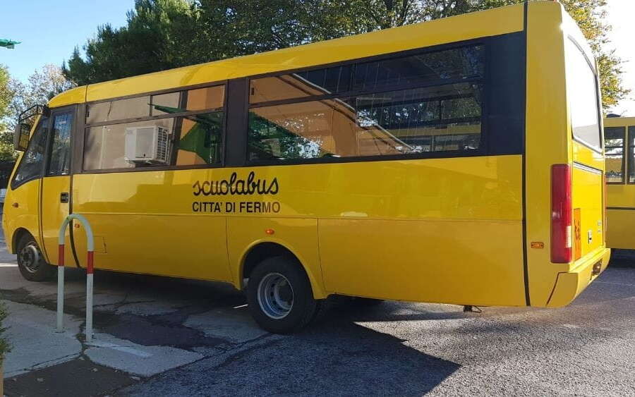 Bari, bambino resta chiuso nello scuolabus per tre ore: “Era sotto al sole e sbatteva le mani sul finestrino”. Ritrovato in lacrime e sudato