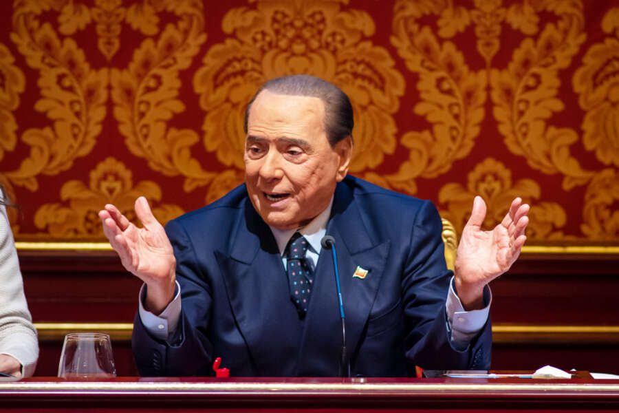 La balla dei soldi sporchi smentita dai pm, ma Firenze ridà l’assalto a Berlusconi