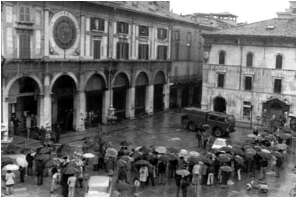 Strage di piazza della Loggia, la presidenza del Consiglio non è parte civile a Brescia: polemiche contro Meloni