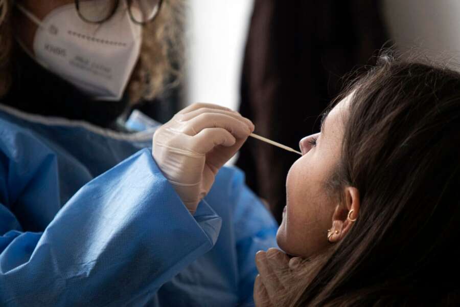 Streptococco, i sintomi del virus che sta colpendo adulti e bambini: il contagio e l’incubazione