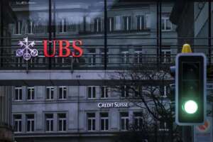 Ubs compra Credit Suisse per 3 miliardi, nozze forzate senza festeggiamenti: le due banche sprofondano in Borsa