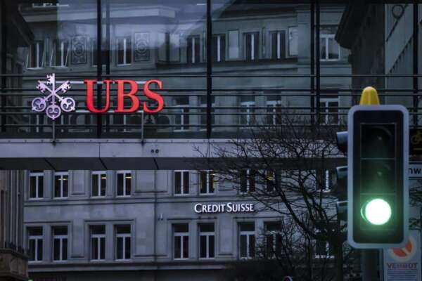 Ubs compra Credit Suisse per 3 miliardi, nozze forzate senza festeggiamenti: le due banche sprofondano in Borsa