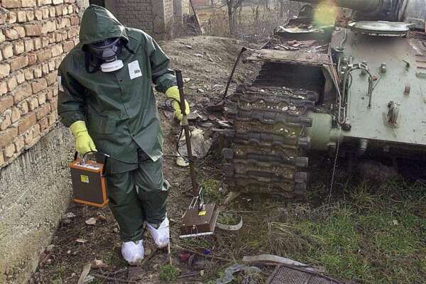 Cosa sono le munizioni all’uranio impoverito e perché sono pericolose: fanno strage di amici e nemici