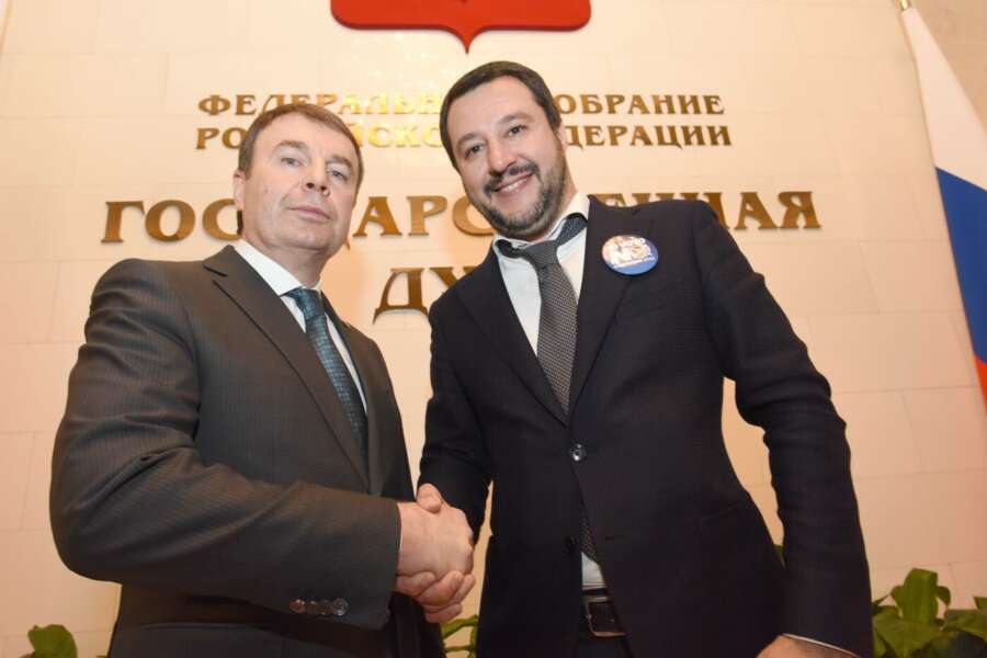 Fondi russi alla Lega, lo ‘scandalo’ sul libro nero viene archiviato: “Noi al 34% davamo troppo fastidio”