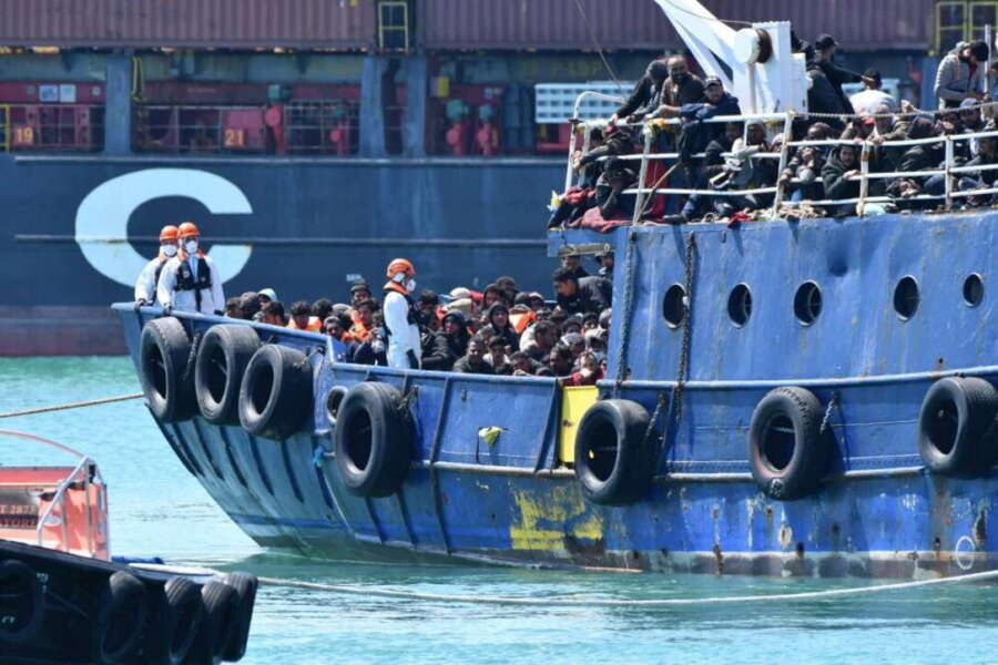 La destra dice di fare la guerra ai trafficanti ma si accanisce sulle vittime…