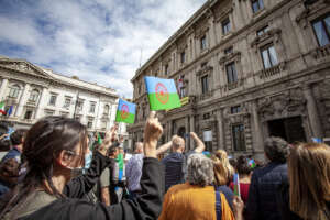 Borseggiatrici rom e giustizia fai da te: altro che inclusione, in Italia la campagna d’odio conto gli “zingari”