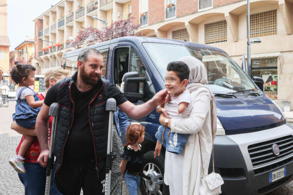 Foto Guido Calamosca/LaPresse 
01 Giugno 2022 Bologna, Italia 
cronaca
Mustafa, il bambino siriano senza arti, a Budrio con il papà Munzir e le sorelle per costruire le protesi

Photo Guido Calamosca/LaPresse 
june 01, 2022 Bologna, Italy 
news 
Mustafa, the Syrian child born without arms and legs, in Budrio with dad Munzir and sisters to receive prosthesis