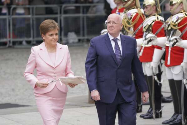 Scozia, arrestato il marito dell’ex premier Sturgeon: l’inchiesta sull’uso improprio dei soldi donati al partito