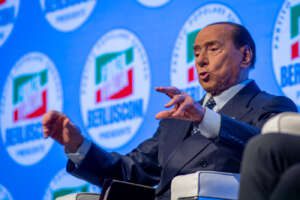 Per Berlusconi seconda notte in ospedale, reagisce bene alle cure: “È dura ma ce la farò anche questa volta”