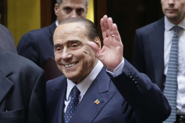 Cos’è la leucemia mielomonocitica cronica, sintomi e terapia della malattia che ha colpito Berlusconi