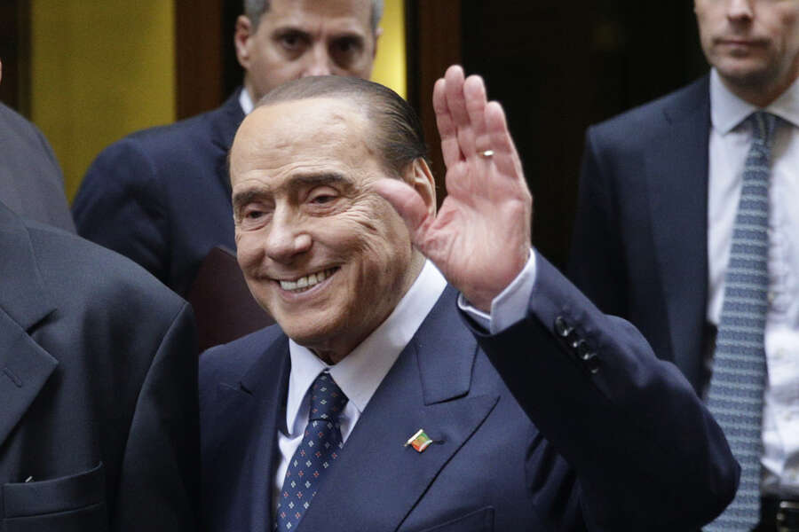 Cos’è la leucemia mielomonocitica cronica, sintomi e terapia della malattia che ha colpito Berlusconi