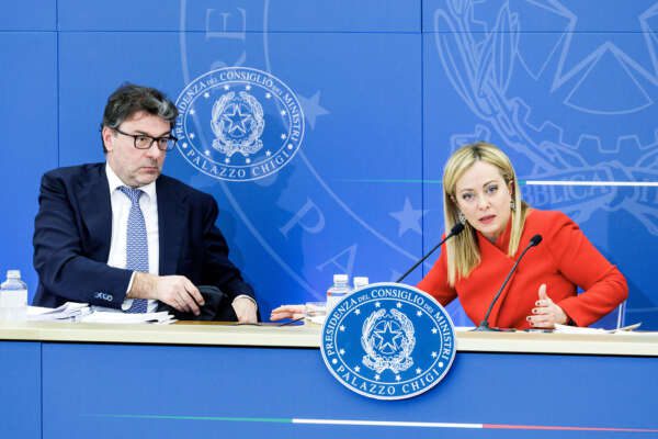 Meloni si ‘mangia’ Foti, Giorgetti contro l’ignoranza dei parlamentari: il pasticcio del governo sul Def