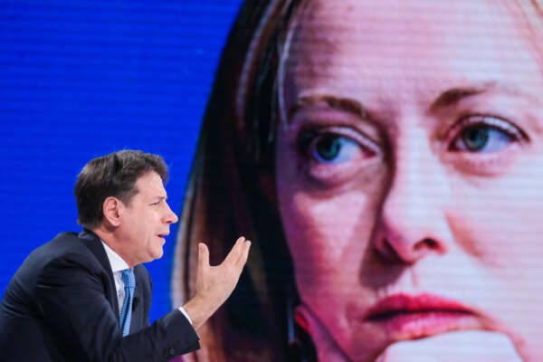Conte di notte tratta e di giorno fa opposizione: l’ex premier da flagello della maggioranza a stampella di Meloni