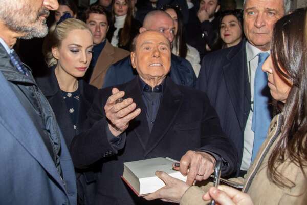 Berlusconi “sta reagendo bene”: è in terapia intensiva per polmonite, soffre da tempo di leucemia. “Papà è un leone”